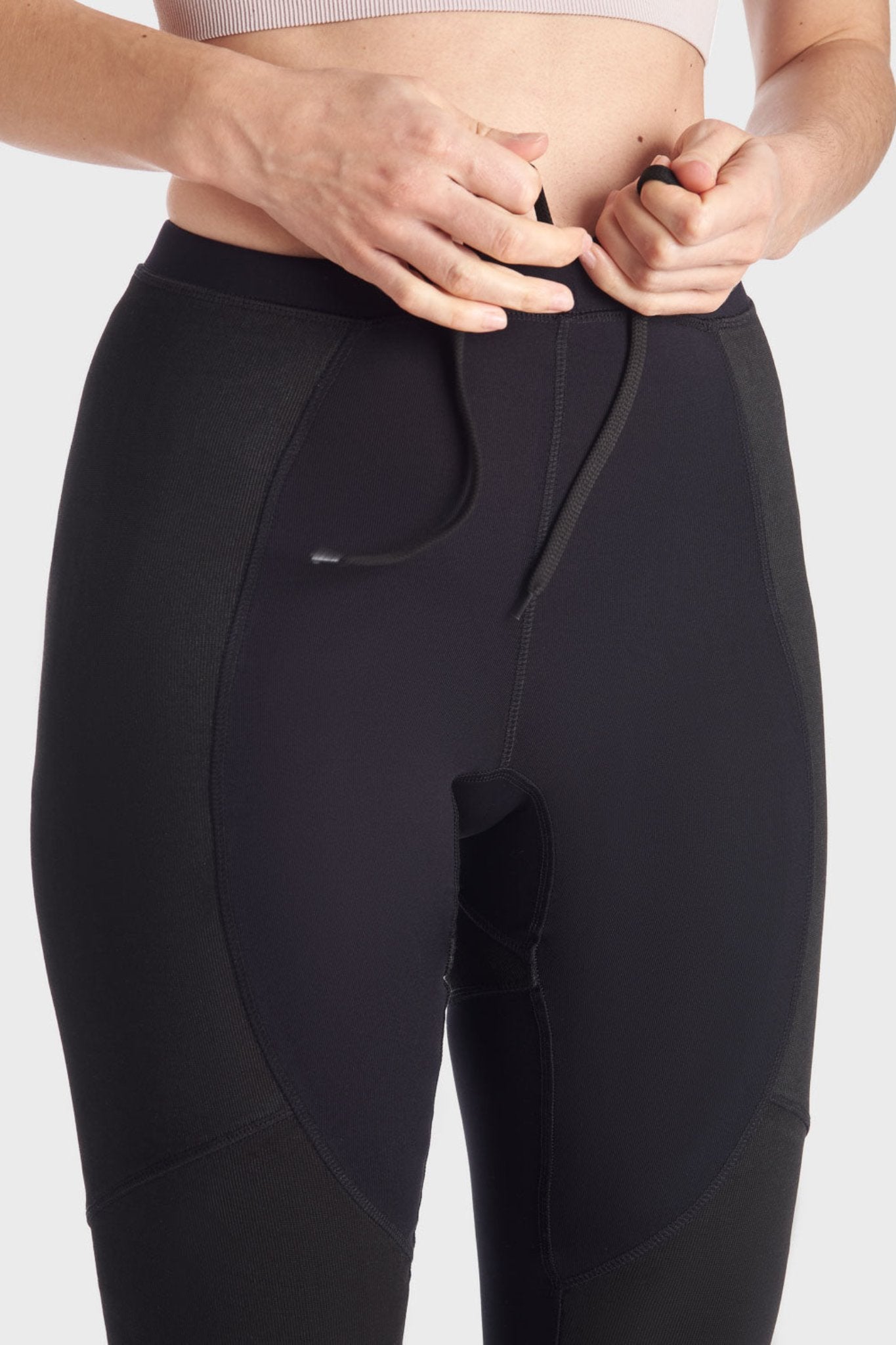 Woman's wait tying  Pando Moto SKIN AAA armoured base layer leggings in black